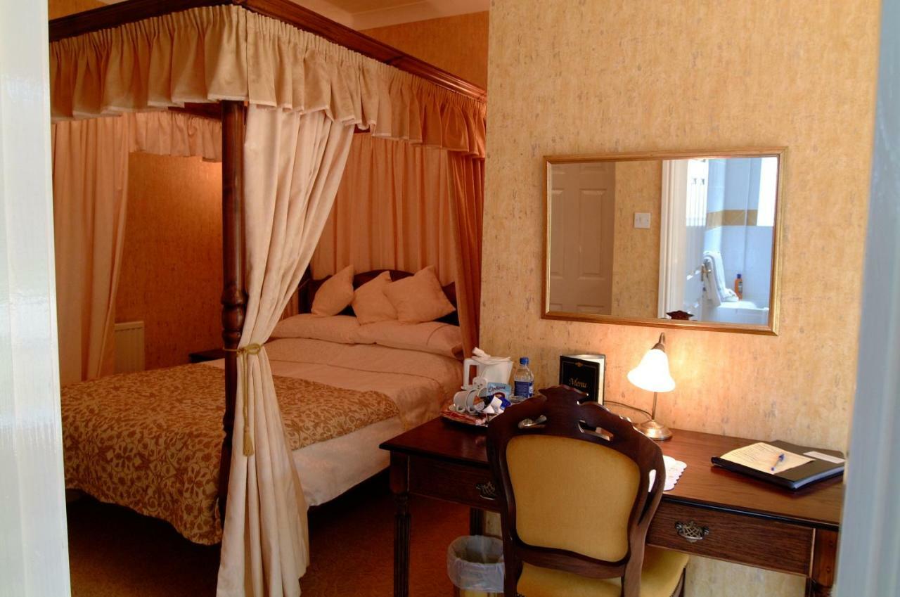 โรสดีน กสท์เฮาส์ Bed & Breakfast เพมโบรก ภายนอก รูปภาพ