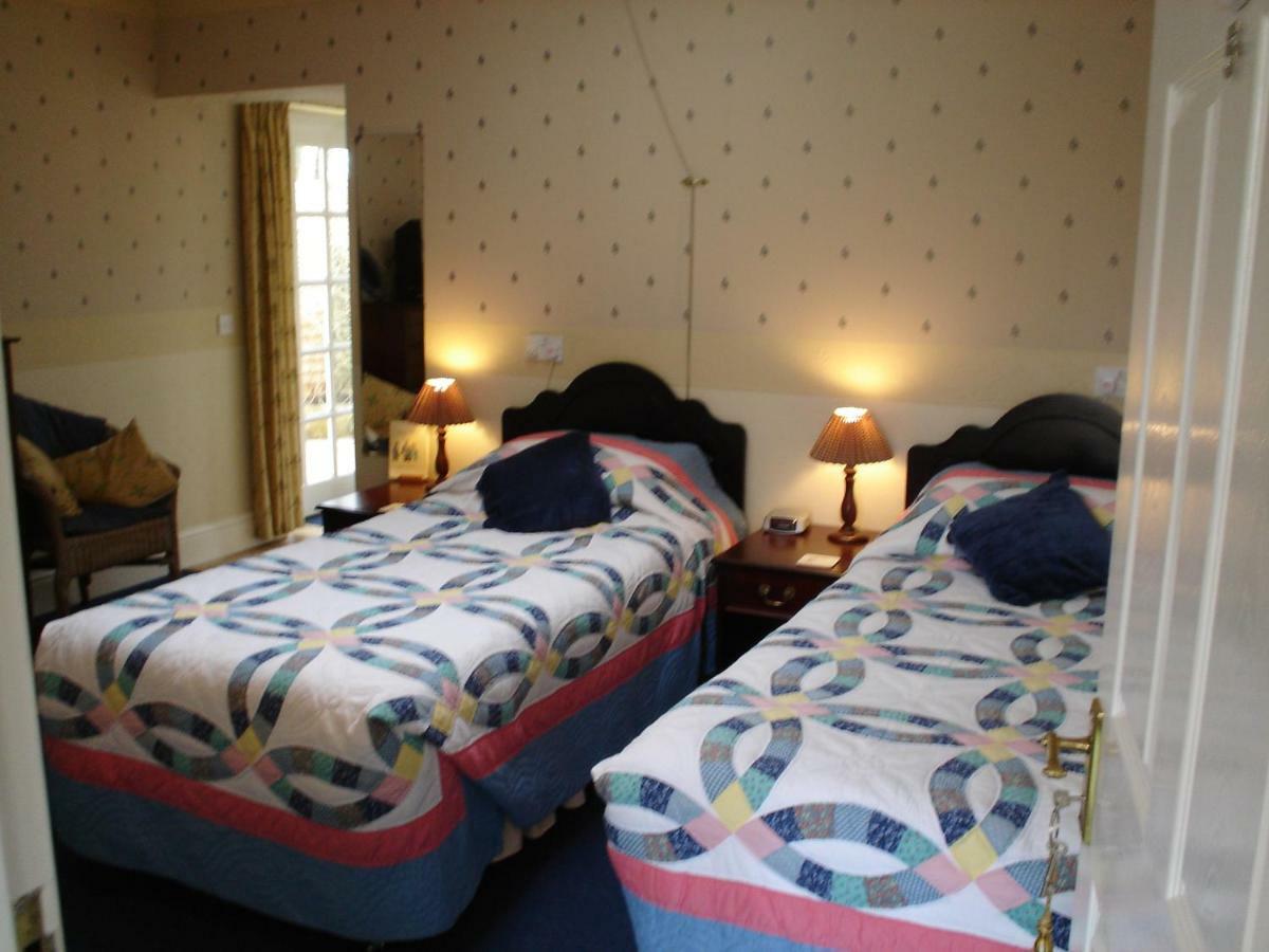 โรสดีน กสท์เฮาส์ Bed & Breakfast เพมโบรก ภายนอก รูปภาพ