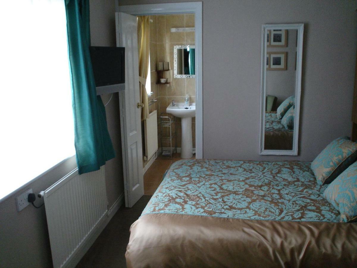 โรสดีน กสท์เฮาส์ Bed & Breakfast เพมโบรก ภายนอก รูปภาพ
